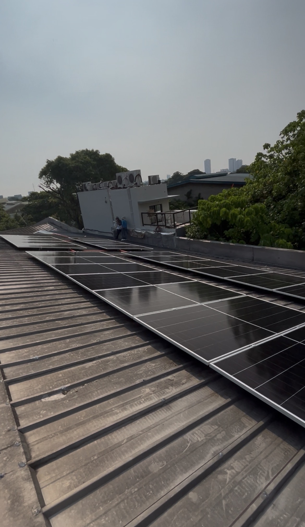 Hybrid solar and battery installation